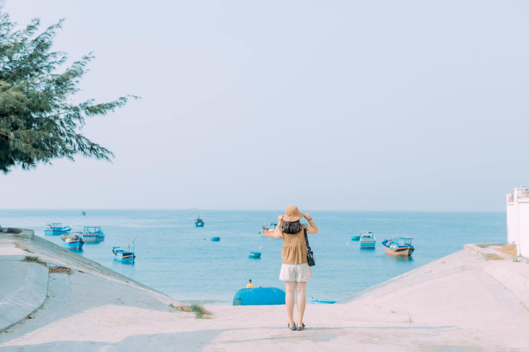 Vẻ đẹp nguyên sơ của biển trời làng chài Ninh Vân với bãi cát trắng mịn và làn nước trong xanh, nơi lý tưởng để nghỉ dưỡng và chữa lành.