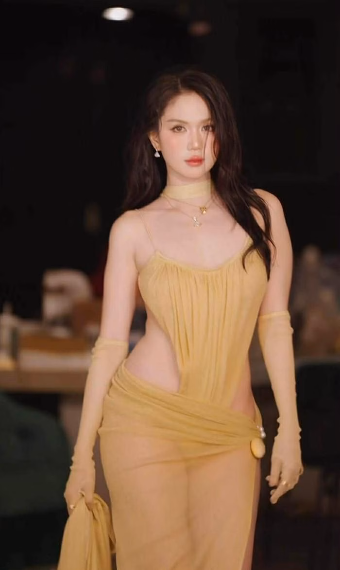 Vẻ đẹp rạng rỡ v&agrave; thần th&aacute;i tự tin của Ngọc Trinh