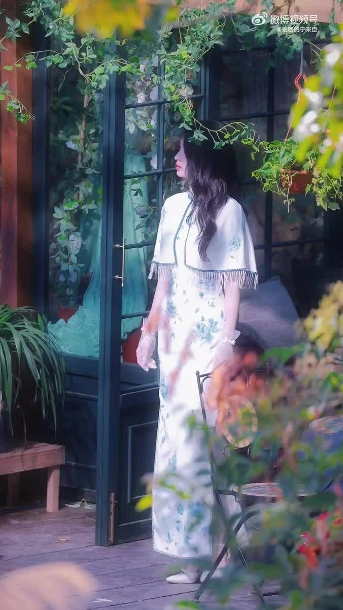 Vóc dáng mảnh mai và khí chất cổ điển của Vương Sở Nhiên trong phim Giây Phút Ấy Quá Giới Hạn