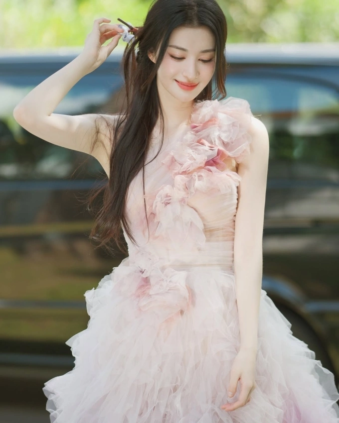 Vương Sở Nhiên với vẻ đẹp thanh tú, được mệnh danh là tiểu Lưu Diệc Phi