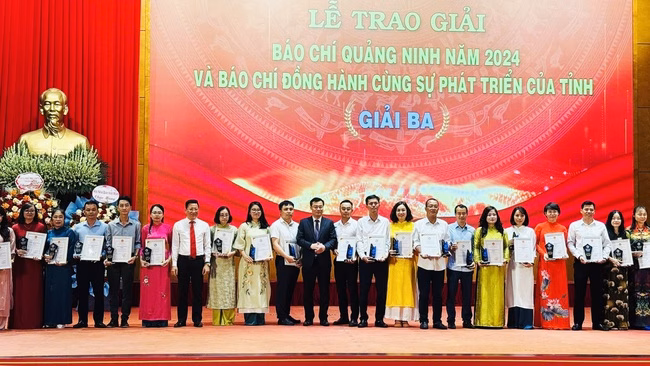 Lễ trao giải báo chí Quảng Ninh Báo Sức khỏe và Đời sống nhận nhiều giải thưởng báo chí vùng Đông Bắc