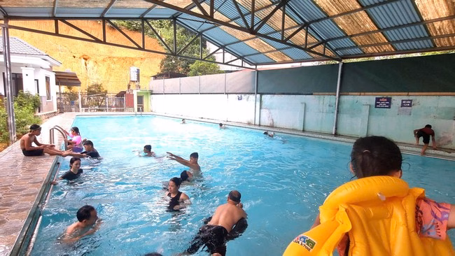Trẻ em học bơi mùa hè Trẻ em học bơi mùa hè