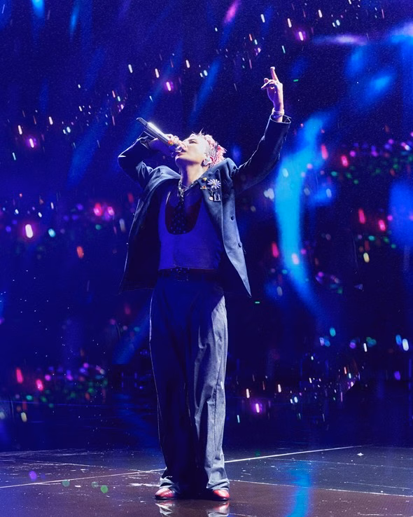 G-Dragon tự tay 'xả' cả kho ảnh tắm mưa giữa Mỹ Đình, mờ ảo nhoè nhoẹt nhưng 'nghệ cả củ'! -2