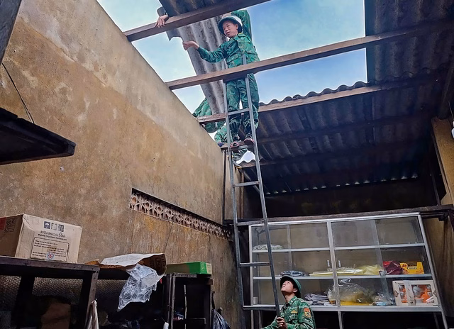 Hơn 50 ngôi nhà ở Huế bị tốc mái do dông lốc Hơn 50 ngôi nhà ở Huế bị tốc mái do dông lốc