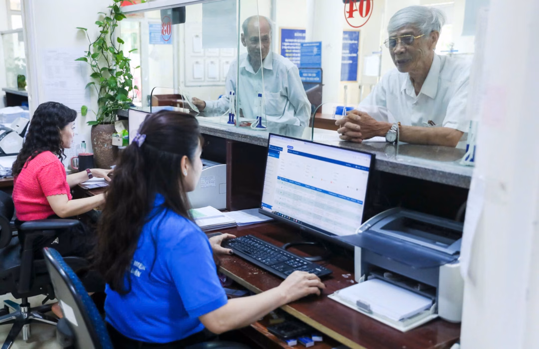 Người dân làm thủ tục BHXH, BHYT tại Bộ phận một cửa của BHXH Nghệ An. Người dân làm thủ tục BHXH, BHYT tại Bộ phận một cửa của BHXH Nghệ An.