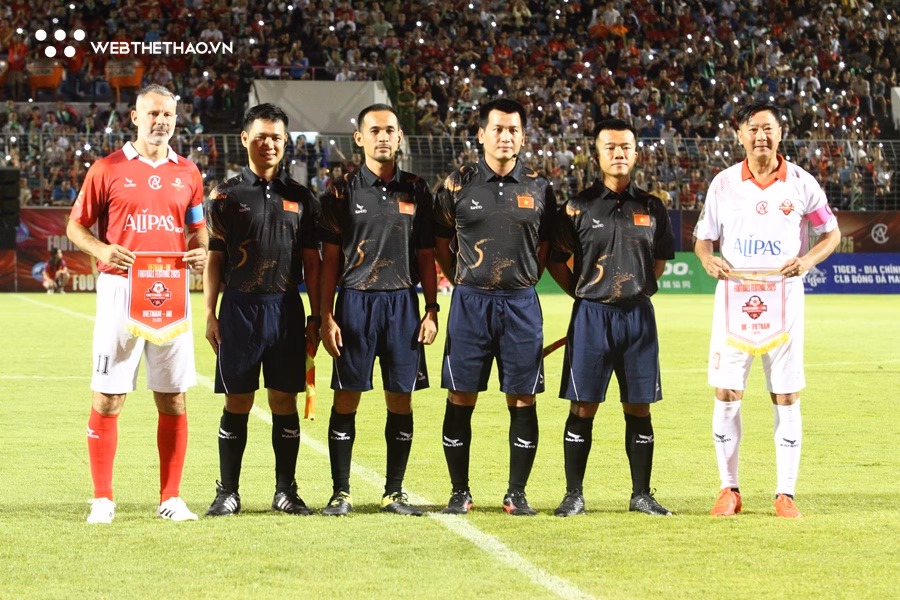 Đội trưởng Ryan Giggs và Lê Huỳnh Đức