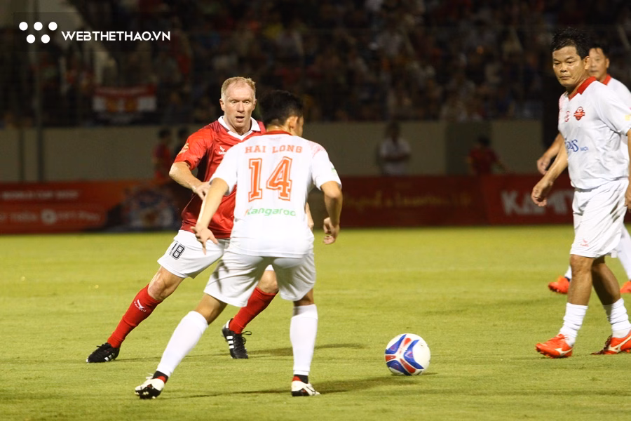 Paul Scholes kiểm soát bóng