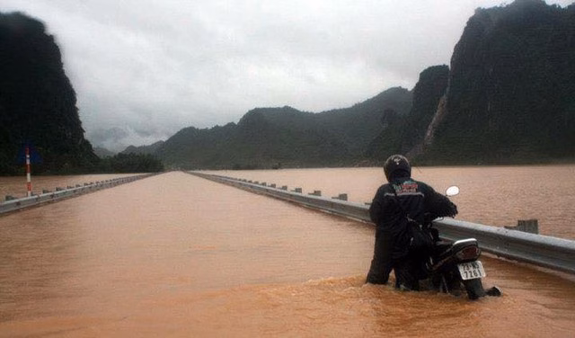 Mưa lớn gây ngập lụt Mưa lớn gây ngập lụt nhiều nơi
