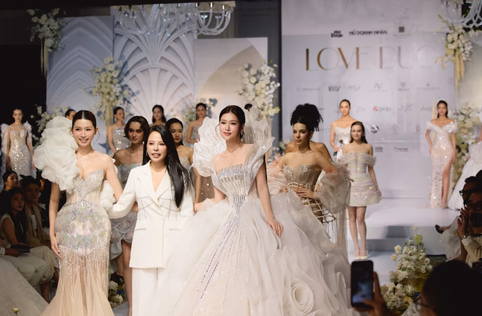 Á hậu Quỳnh Châu và Hoa hậu Đoàn Thiên Ân Đoàn Thiên Ân và Á hậu Chế Nguyễn Quỳnh Châu trong váy cưới