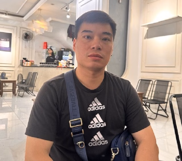 Anh Trịnh Thanh Tùng trao đổi với phóng viên