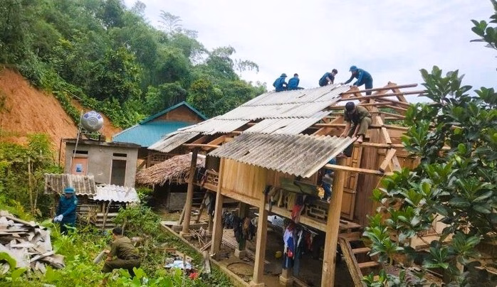 Bão Wipha gây mưa lớn, hàng trăm nhà dân ở Thanh Hóa bị tốc mái Ngư dân xã Hoằng Châu, tỉnh Thanh Hóa gia cố các ao nuôi tôm công nghệ cao để phòng chống bão số 3