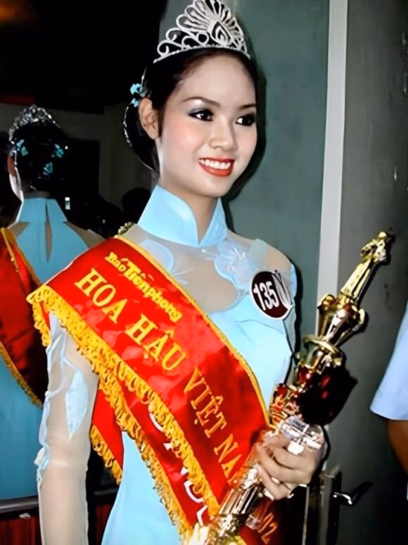 hoa-hau-viet-nam-dang-quang-nam-17-tuoi-22bi-an22-nhat-showbiz-gio-ra-sao-4-ngoisaovn-w720-h479 1
