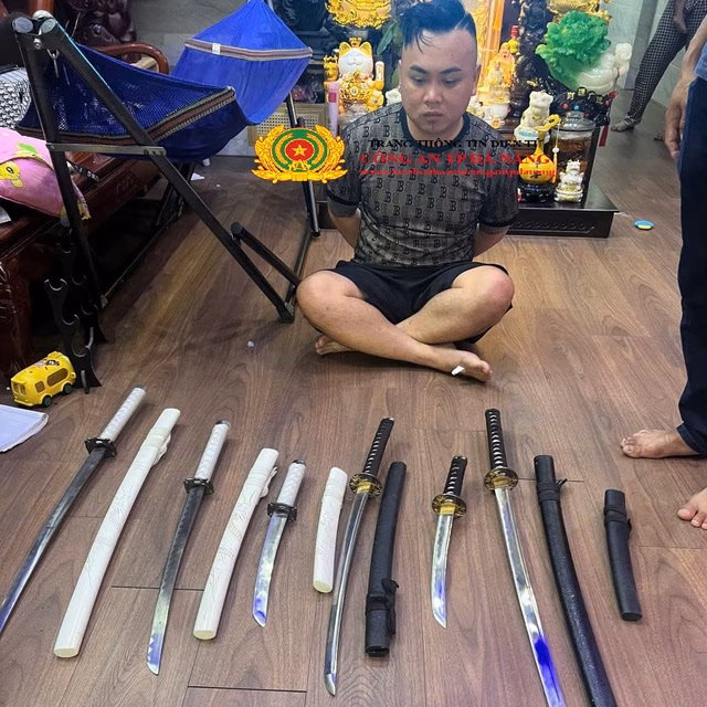 Bắt giữ nhóm đối tượng cho vay lãi nặng thu giữ nhiều hung khí nguy hiểm