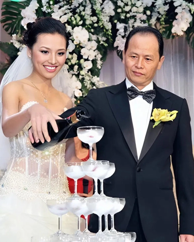 Vợ chồng Huỳnh Thanh Tuyên trong đám cưới năm 2009.
