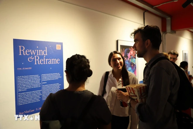 Nhiều khán giả xem triển lãm “Rewind and Reframe” bên ngoài phòng chiếu phim trong lễ khai mạc liên hoan. (Ảnh: Phong Hà/TTXVN)