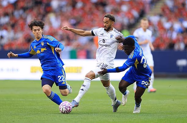 MU có màn thể hiện ấn tượng trong trận giao hữu với Leeds Một pha đột phá của Cunha trước Tanaka và Gnonto