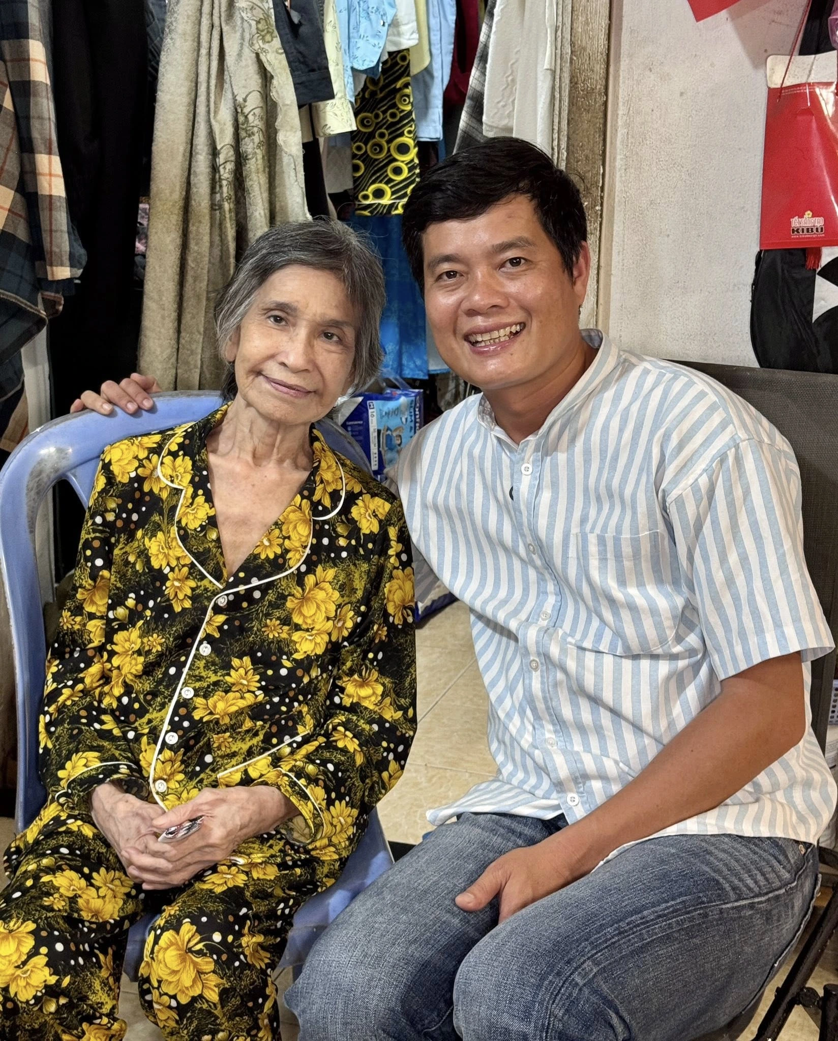 Nghệ sĩ Thanh Thế chụp ảnh cùng đạo diễn Khương Dừa