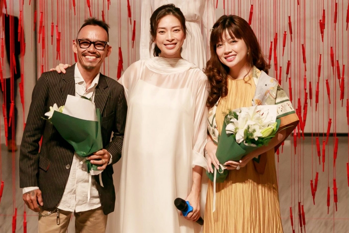 Ngô Thanh Vân bất ngờ ra mắt triển lãm tranh đầu tay khi mang thai Họa sĩ Trần Trung Lĩnh (trái) là giám tuyển triển lãm, đồng thời hướng dẫn Ngô Thanh Vân những kỹ thuật vẽ cơ bản. Anh nói ngạc nhiên với khả năng hội họa của "đả nữ", tin cô tiến xa hơn nếu tiếp tục vào mỹ thuật.
