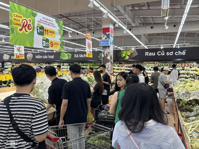 Người Hà Nội đổ xô đi siêu thị tích trữ đồ ăn phòng bão, ngày 21/7. Ảnh: Quỳnh Nguyễn