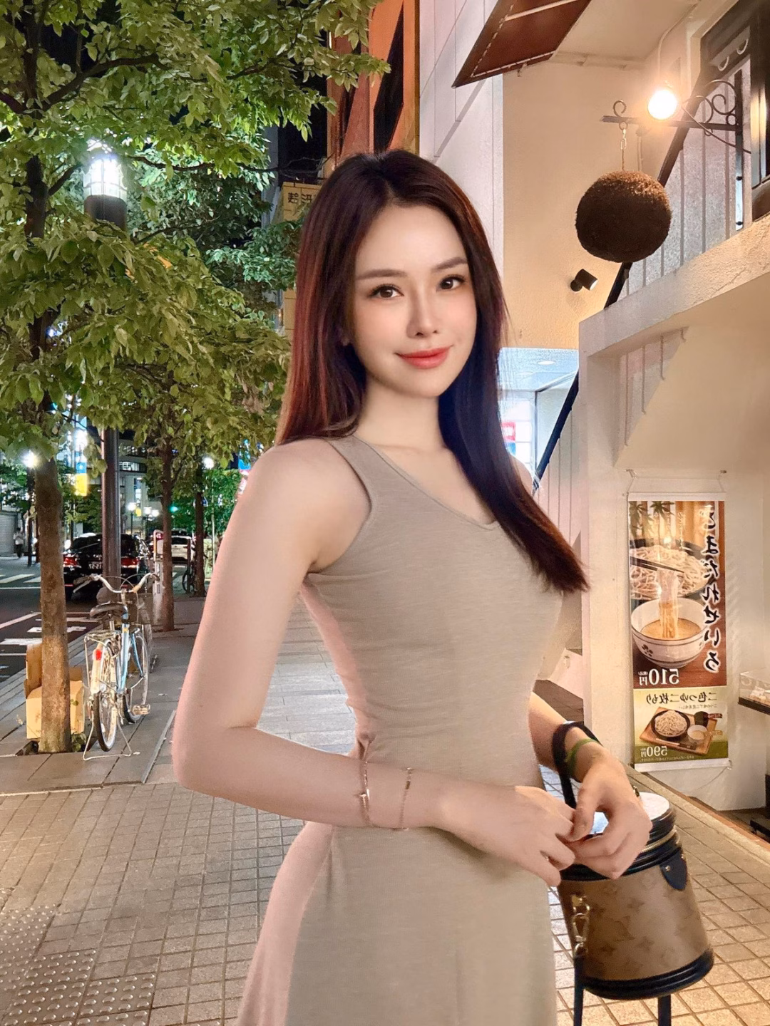 Con dâu tỷ phú Hoàng Kiều là mẹ 2 con vẫn sở hữu eo con kiến - 10