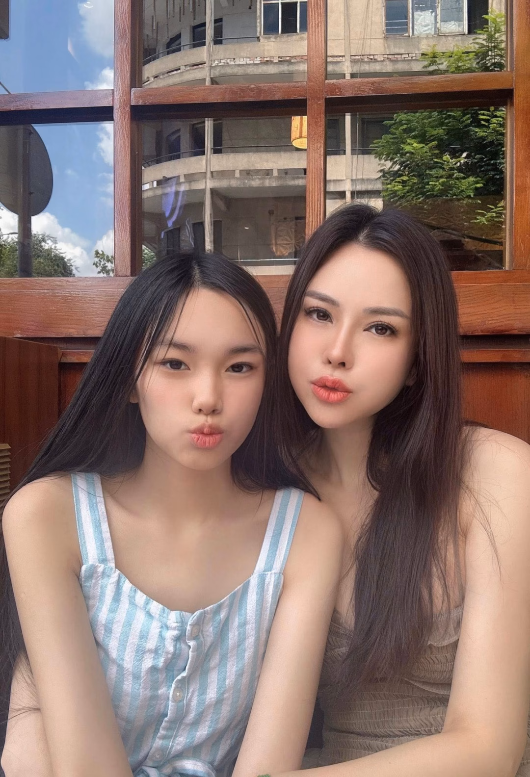 Con dâu tỷ phú Hoàng Kiều là mẹ 2 con vẫn sở hữu eo con kiến - 7