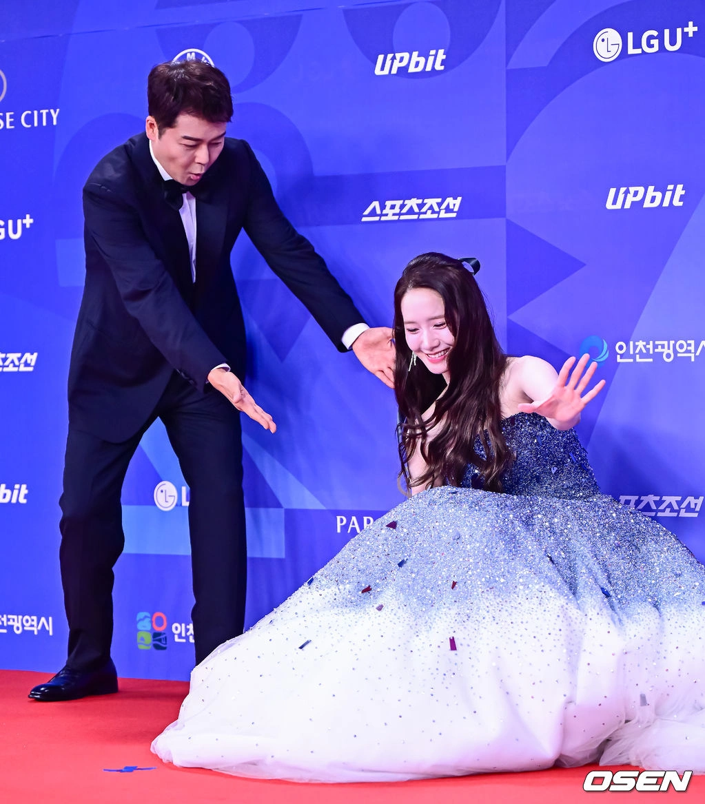 Sao Hàn Yoona vấp ngã trên thảm đỏ, Lee Byung Hun gây sốt với vai trùm cuối