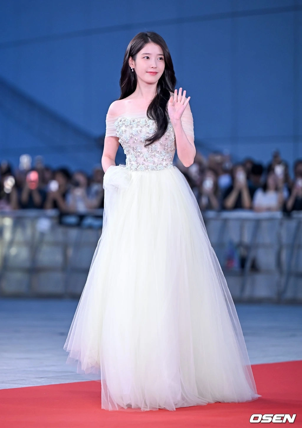 Sao Hàn Yoona vấp ngã trên thảm đỏ, Lee Byung Hun gây sốt với vai trùm cuối Ca sĩ, diễn viên IU thành tâm điểm chú ý, nhận tràng pháo tay dài khi xuất hiện. Cô chọn đầm dạ hội thêu hoa của Dior. Cô thắng giải Nữ chính xuất sắc với phim