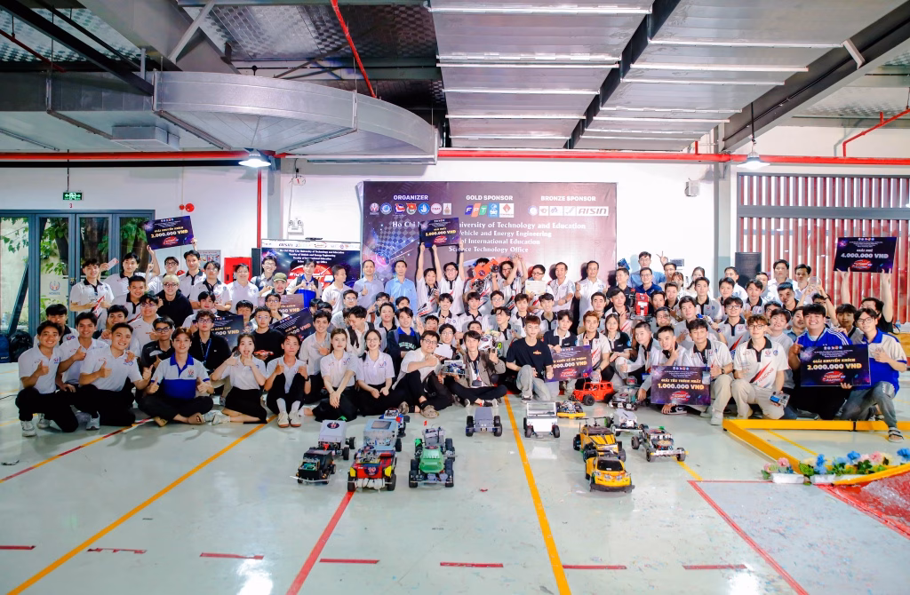 Sinh viên Việt Nam vô địch cuộc thi xe điện thông minh quốc tế