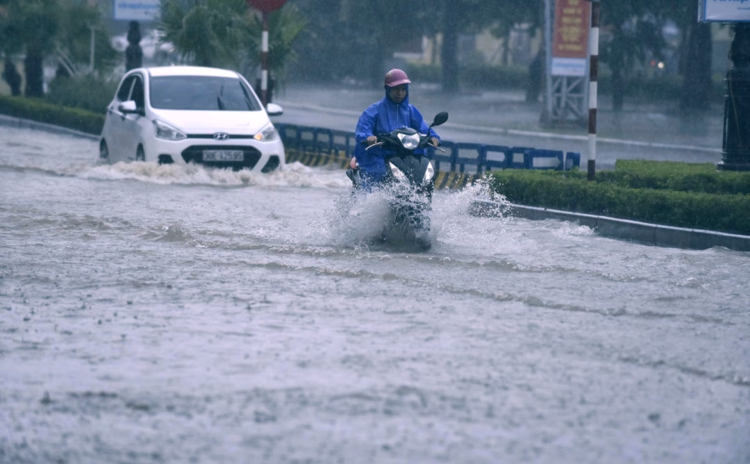 Thanh Hóa cảnh báo nguy cơ sạt lở trong 2-3 ngày tới vì mưa lớn Các phương tiện lưu thông trên tuyến đường gặp khó khăn. Ảnh: Lê Dương