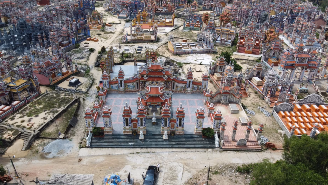 Những khu mộ được xây dựng theo phong cách lấy cảm hứng lăng mộ vua Nguyễn kết hợp kiến trúc dân gian và có kinh phí lớn.