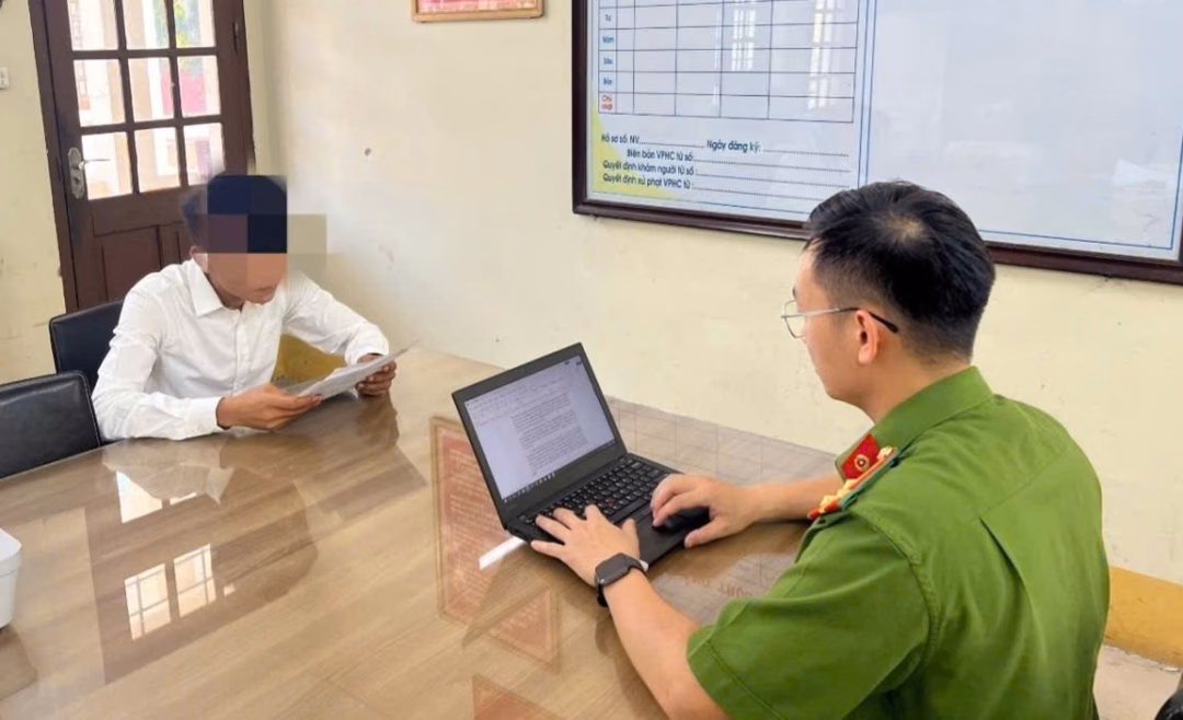 Công an phường Móng Cái 1 làm việc với tài xế N.X.H người đăng tải video.