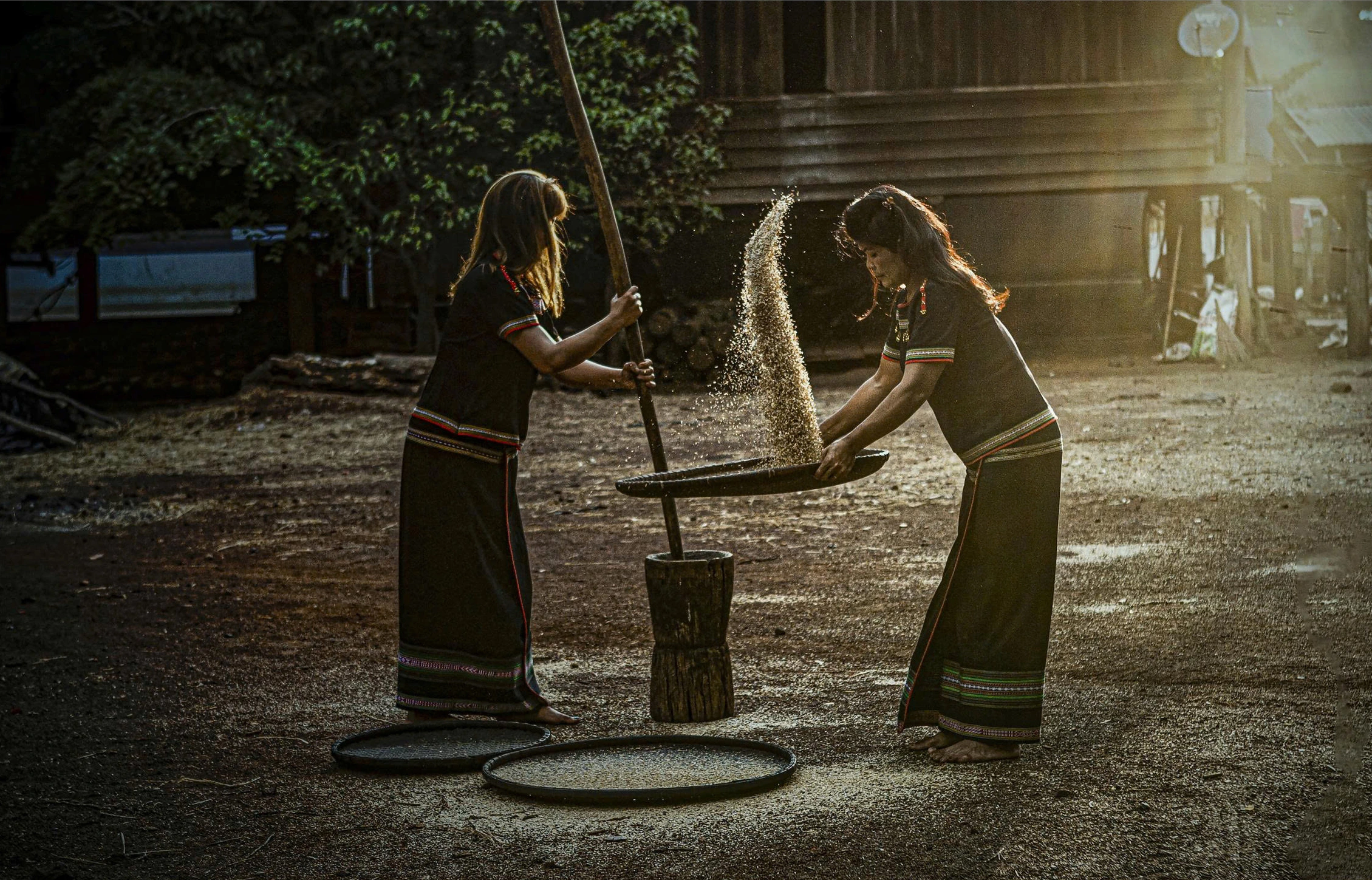 Triển lãm ảnh ‘Ngũ sắc’: Hành trình từ hiện thực đến tâm hồn Tác phẩm Giã gạo chiều buông