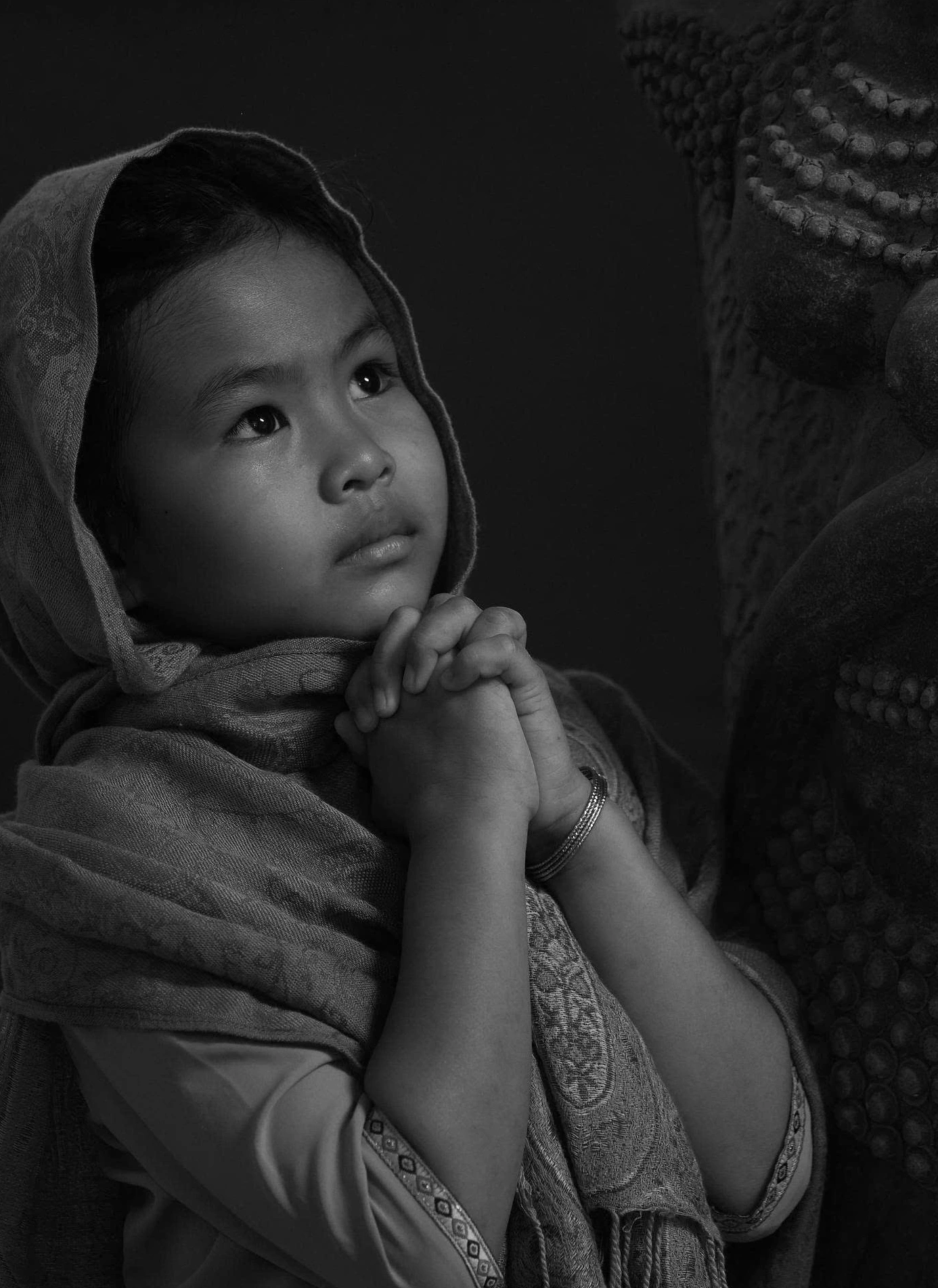 Triển lãm ảnh ‘Ngũ sắc’: Hành trình từ hiện thực đến tâm hồn Tác phẩm Nguyện cầu