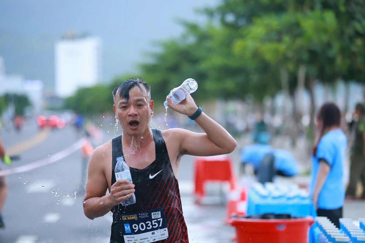 Runner 42km dội nước giải nhiệt.