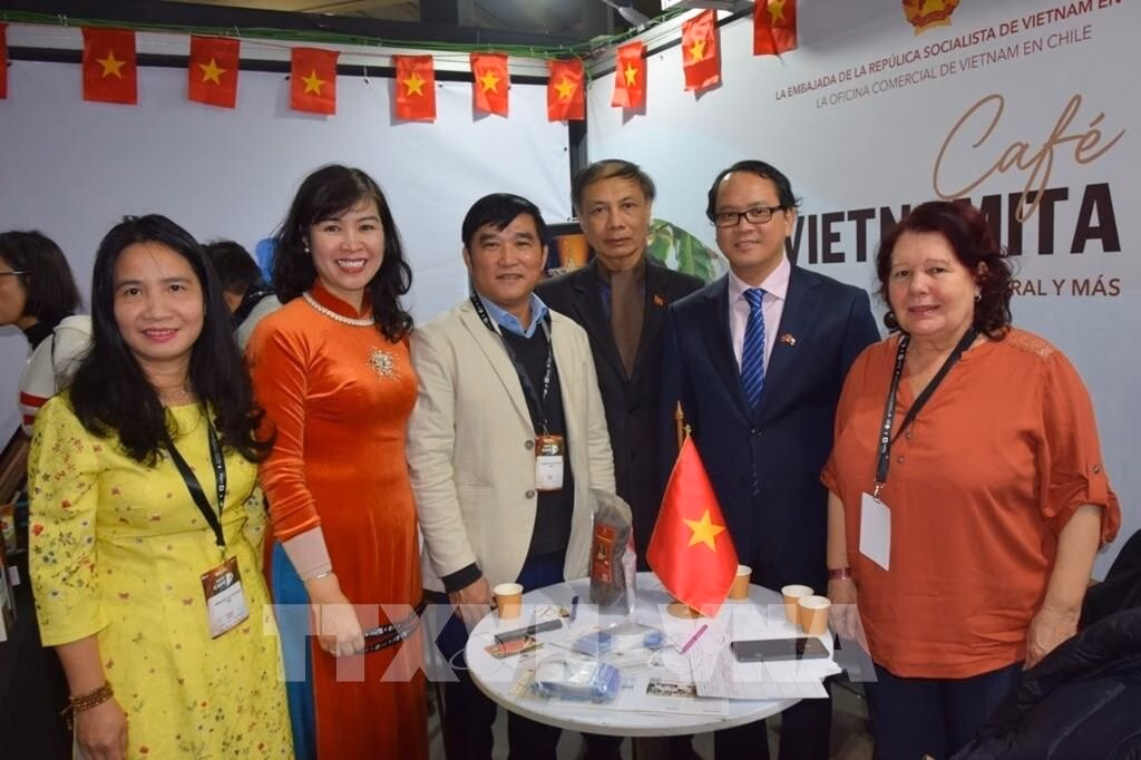 Đại sứ quán Việt Nam tại Chile tham gia Hội chợ ExpoCafé 2025 tại Santiago. Ảnh: TTXVN phát