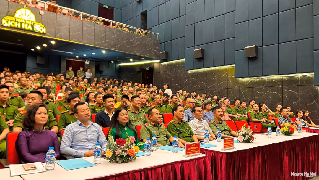 Các đại biểu và khán giả xem vở "Đối mặt" tại Rạp Công nhân - Hà Nội.