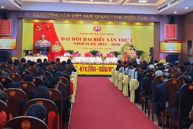 Xây dựng xã Yên Bình trở thành trung tâm kinh tế, văn hóa phía Tây Nam tỉnh Ông Trần Lưu Quang, Bí thư Trung ương Đảng, Trưởng Ban Chính sách, Chiến lược Trung ương tặng hoa chúc mừng đại hội.