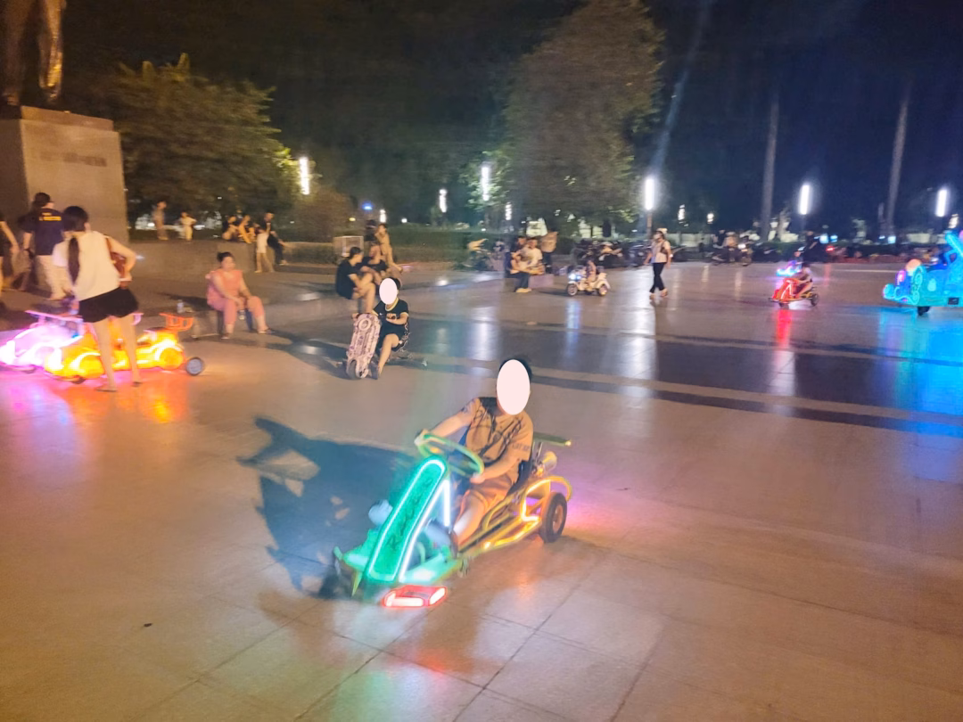 Xe điện 3 bánh gây nguy cơ tai nạn cho trẻ em ở khu vực tượng đài lịch sử Hà Nội Dù là xe điện đồ chơi nhưng những chiếc xe này đi với vận tốc khá nhanh