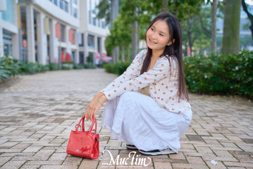 Bạn nên ưu tiên chất liệu như vải voan hoặc cotton cho áo và váy để tạo cảm giác thoáng mát - Ảnh: VŨ