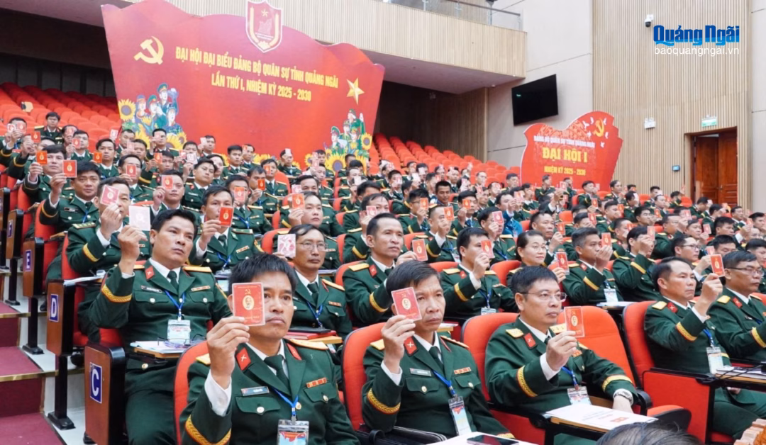 Các đại biểu biểu quyết thông qua Nghị quyết đại hội.