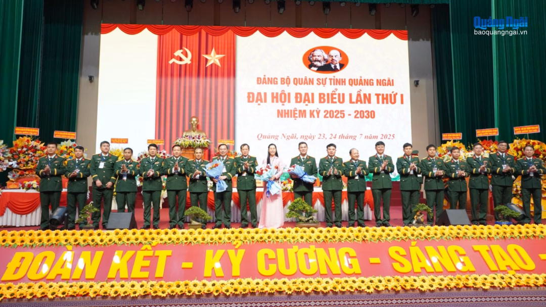 Đại tá Lương Đình Chung - Bí thư Đảng ủy, Chính ủy Quân khu 5 tặng hoa chúc mừng Ban Chấp hành Đảng bộ Quân sự tỉnh khóa mới.