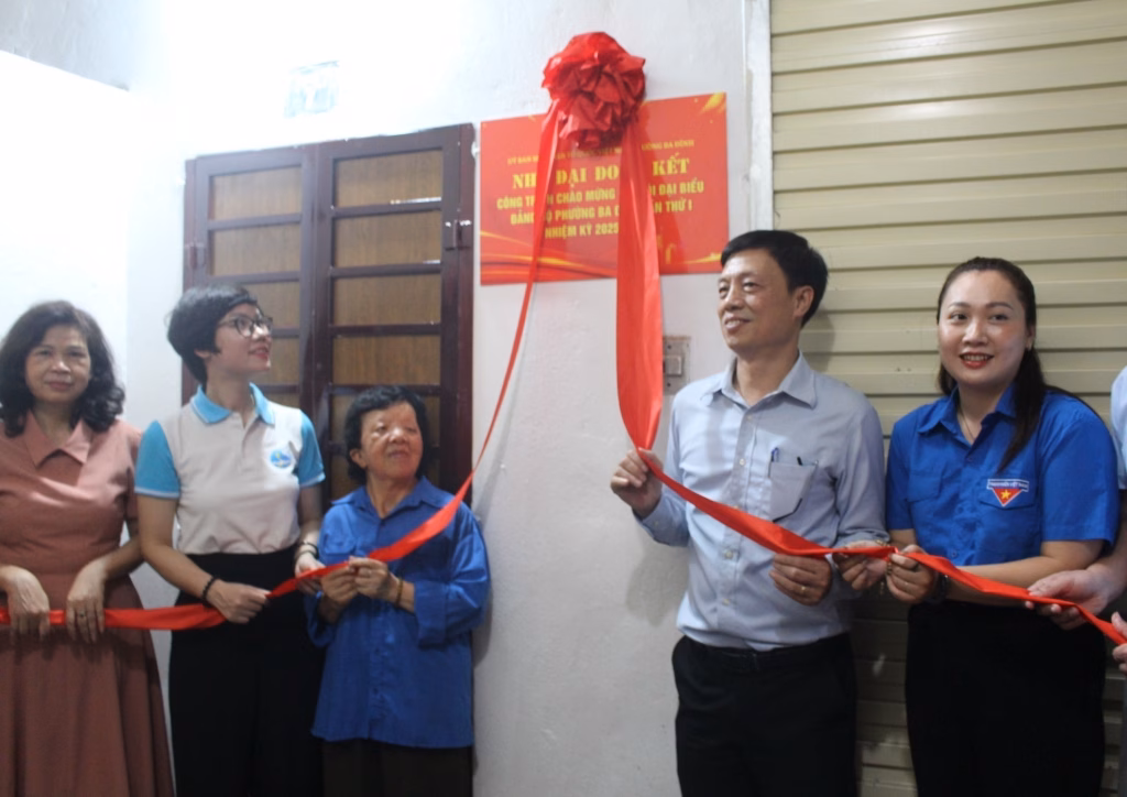 Các đại biểu phường Ba Đình khánh thành “Nhà Đại đoàn kết” cho bà Vũ Thị My. Ảnh: Mộc Miên