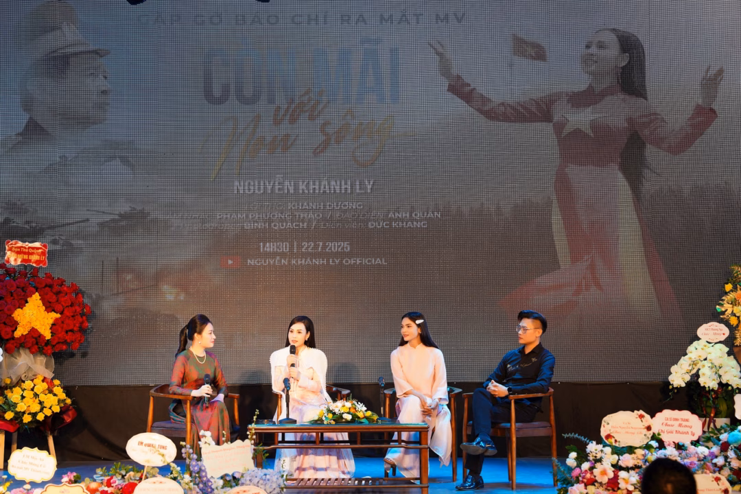 Khánh Ly ra mắt MV tri ân các anh hùng bảo vệ Tổ quốc Ca sĩ Nguyễn Khánh Ly và ê kíp chia sẻ về sản phẩm âm nhạc đặc biệt này. Ảnh: Bình Quách