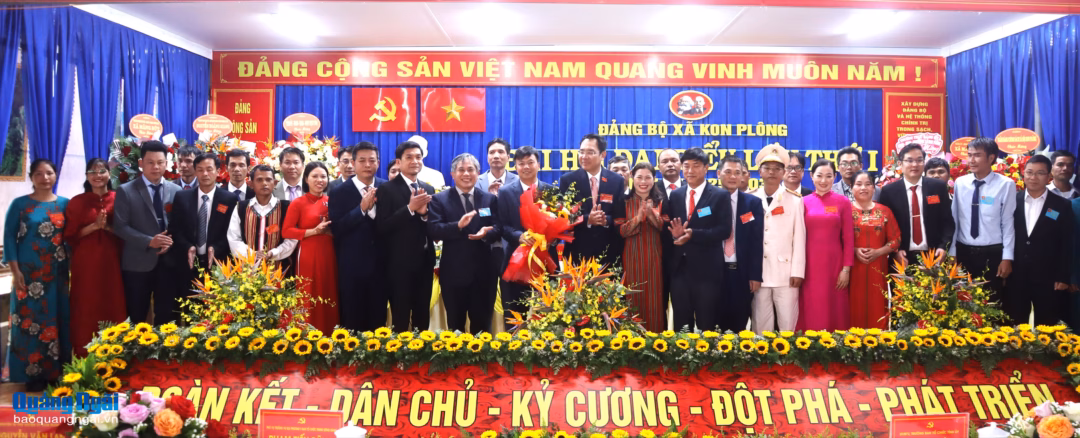 Kon Plông phát triển du lịch, nâng cao thu nhập người dân Lãnh đạo tỉnh tặng hoa chúc mừng Ban Chấp hành Đảng bộ xã Kon Plông, nhiệm kỳ 2025 - 2030.