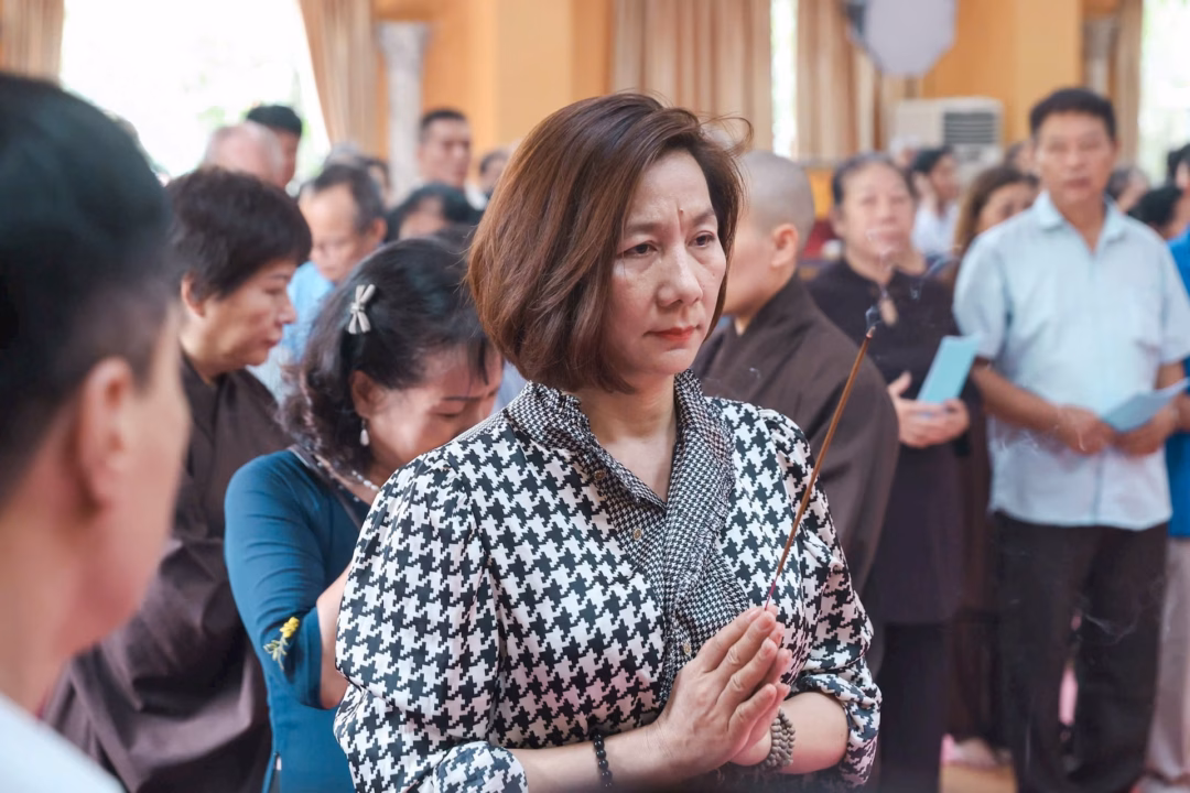 Lễ Tưởng Niệm và Nguyện Cầu Quốc Thái Dân An mở màn Hành Trình Báo Công Cán bộ, phóng viên Báo Đại đoàn kết thành tâm dâng hương tưởng niệm tại buổi lễ. Ảnh: Quang Vinh.
