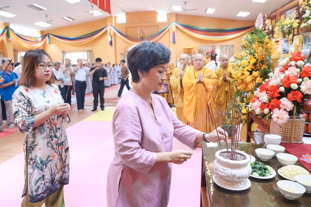 Lễ Tưởng Niệm và Nguyện Cầu Quốc Thái Dân An mở màn Hành Trình Báo Công Bà Phan Minh Thu - Nhà sáng lập Senplus, Phó trưởng Ban Tổ chức sự kiện, Phó Ban Giám khảo cuộc vận động sáng tác "Viết tiếp câu chuyện tự hào" năm 2025 cùng đại diện Senplus dâng hương tưởng niệm. Ảnh: Quang Vinh.