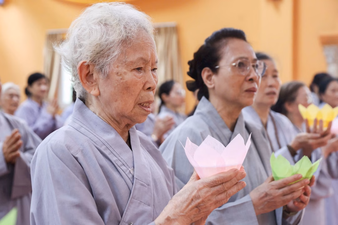 Lễ Tưởng Niệm và Nguyện Cầu Quốc Thái Dân An mở màn Hành Trình Báo Công Các Phật tử thành tâm cúng đăng - dâng ánh sáng tri ân đến anh linh các anh hùng liệt sĩ và hướng về sự thanh bình, an hòa cho đất nước. Ảnh: Quang Vinh.