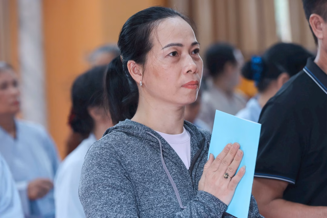 Lễ Tưởng Niệm và Nguyện Cầu Quốc Thái Dân An mở màn Hành Trình Báo Công Phật tử Phùng Thị Thúy (thôn Phú Thụy, xã Gia Lâm) xúc động tưởng nhớ người chú ruột là liệt sĩ. Ảnh: Quang Vinh.