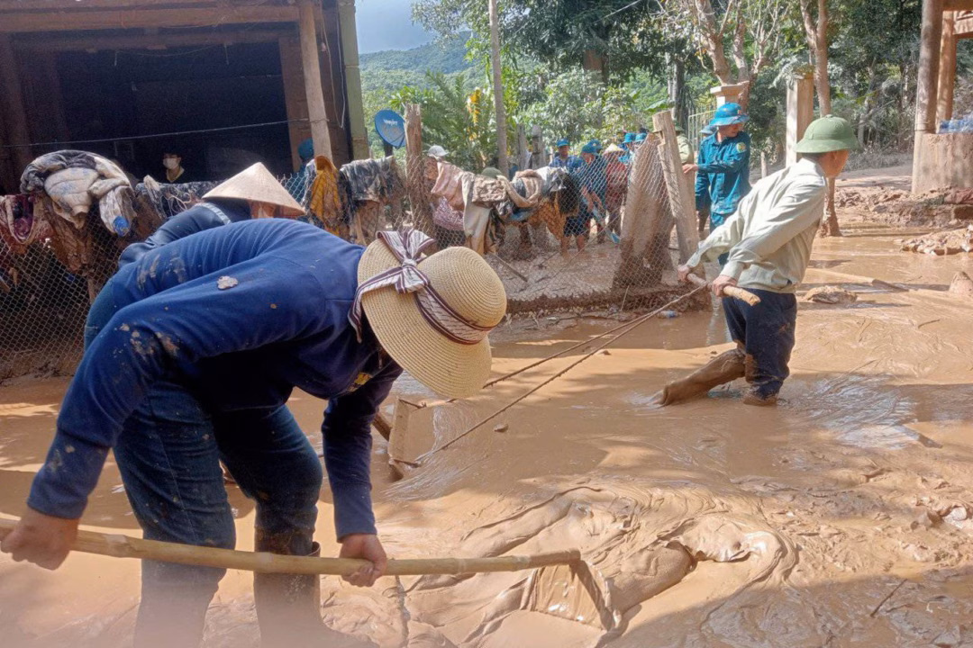 Mất ngủ vì tin đồn vỡ đập, người dân Nghệ An hú vía khi vỡ mộng Người dân xã Tam Thái dọn bùn đất sau lũ (Ảnh: D. Khánh).