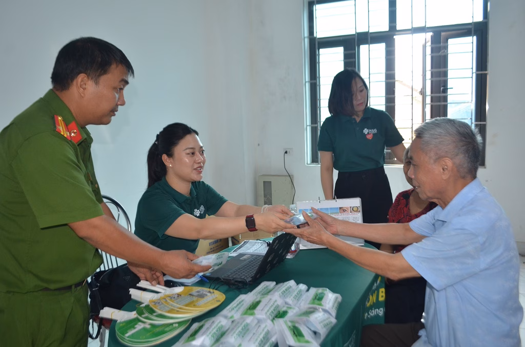 Mỗi người dân sau khi khám sẽ được tặng một phần quà gồm các thuốc bổ về mắt
